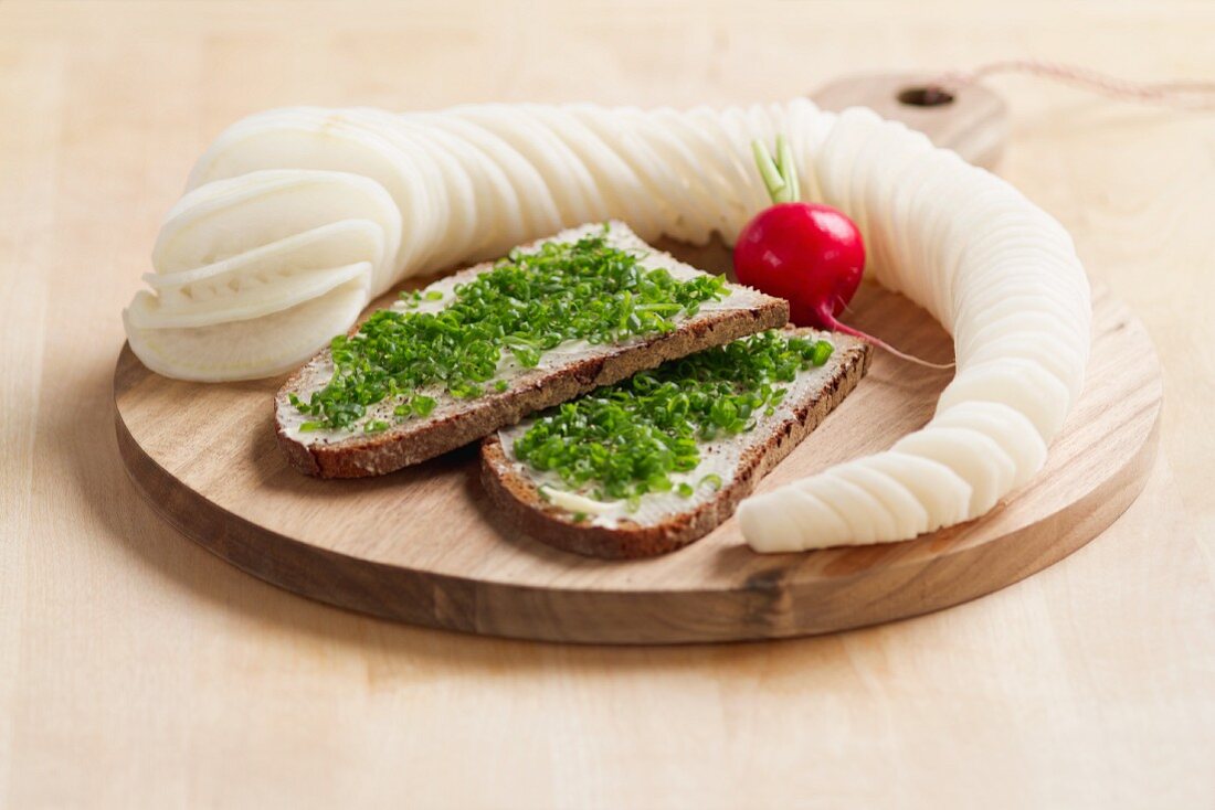 Bayerische Brotzeit: Schnittlauchbrot mit Radi