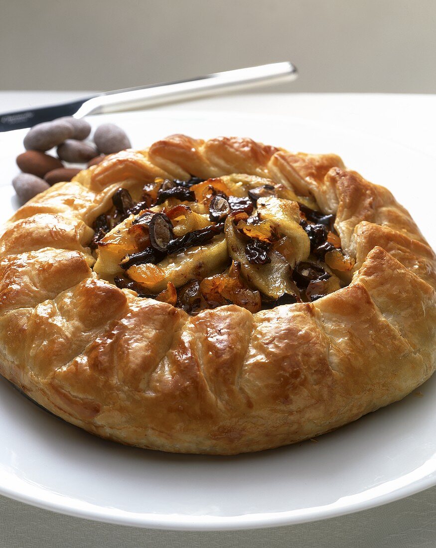 Pastry with apples and dried fruit