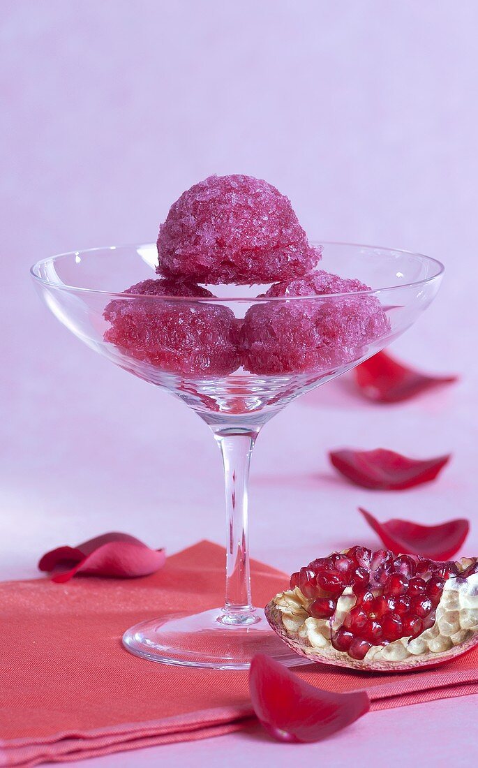 Rosensorbet mit Granatapfel