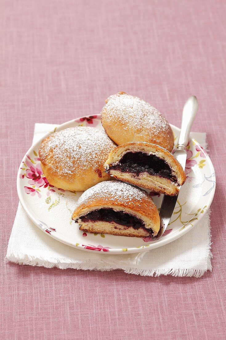 Jagodzianki (yeast bread with blueberry filling, Poland)