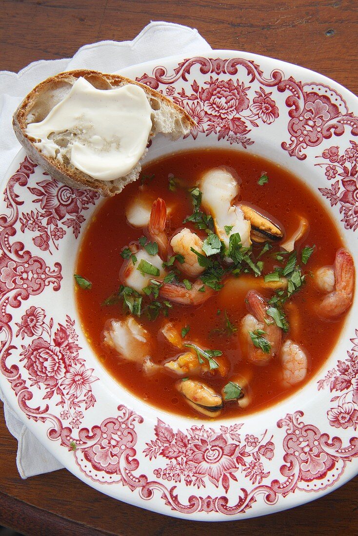 Tomatensuppe mit Meeresfrüchten, Brot mit Aioli