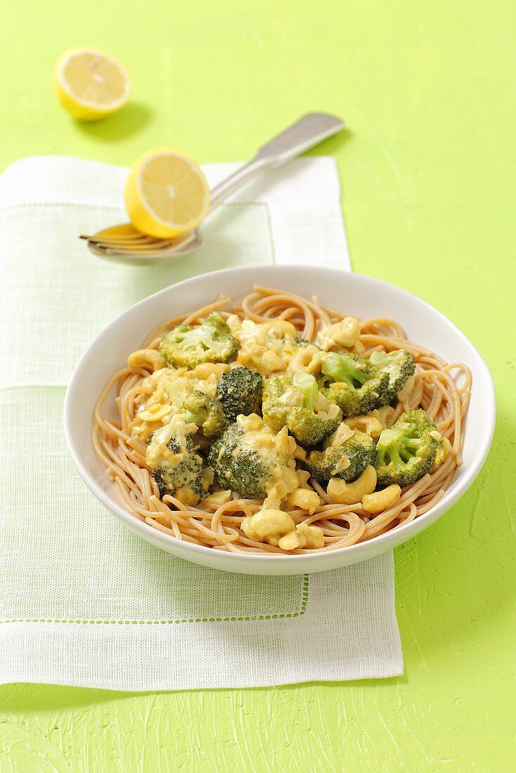 Whole grain spaghetti with broccoli, cashews and curry sauce