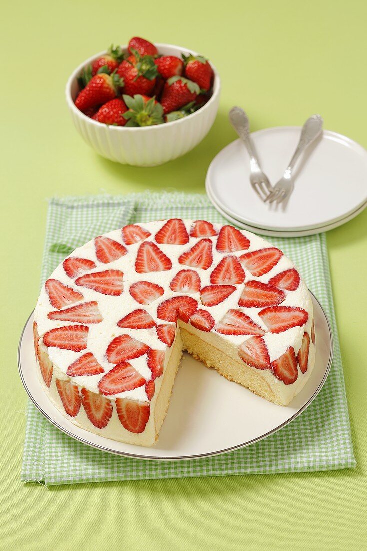 Sponge cake with Mascarpone cream and strawberries