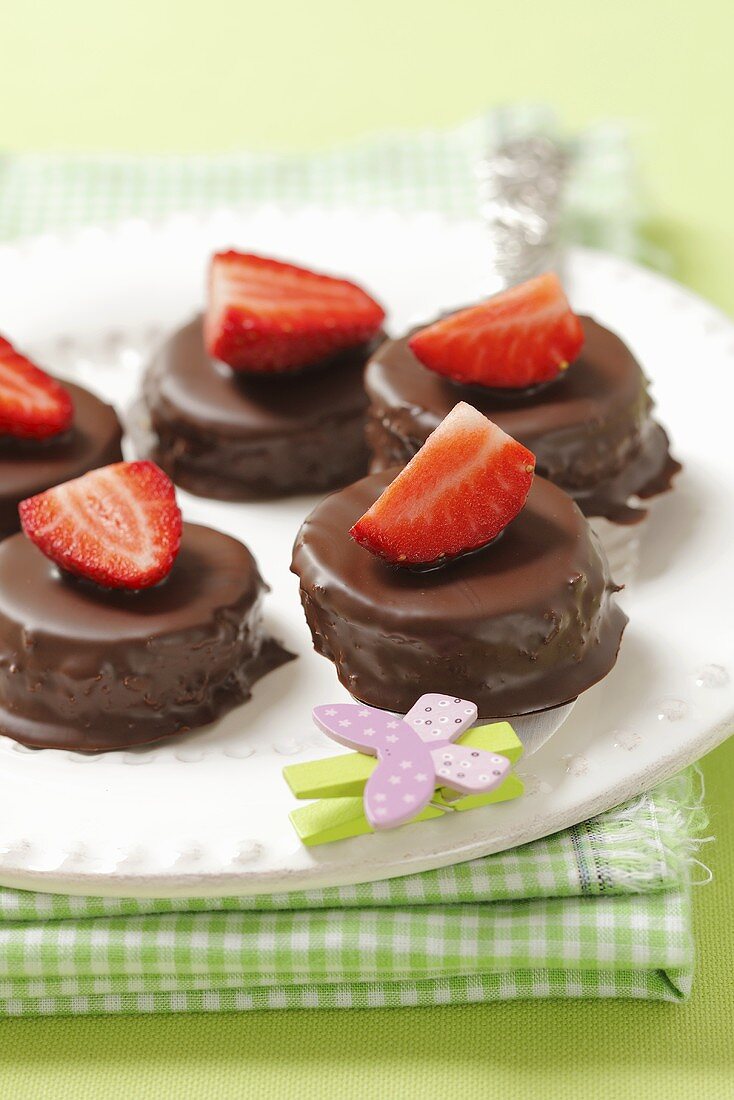 Petit Fours mit Schokolade und Erdbeeren