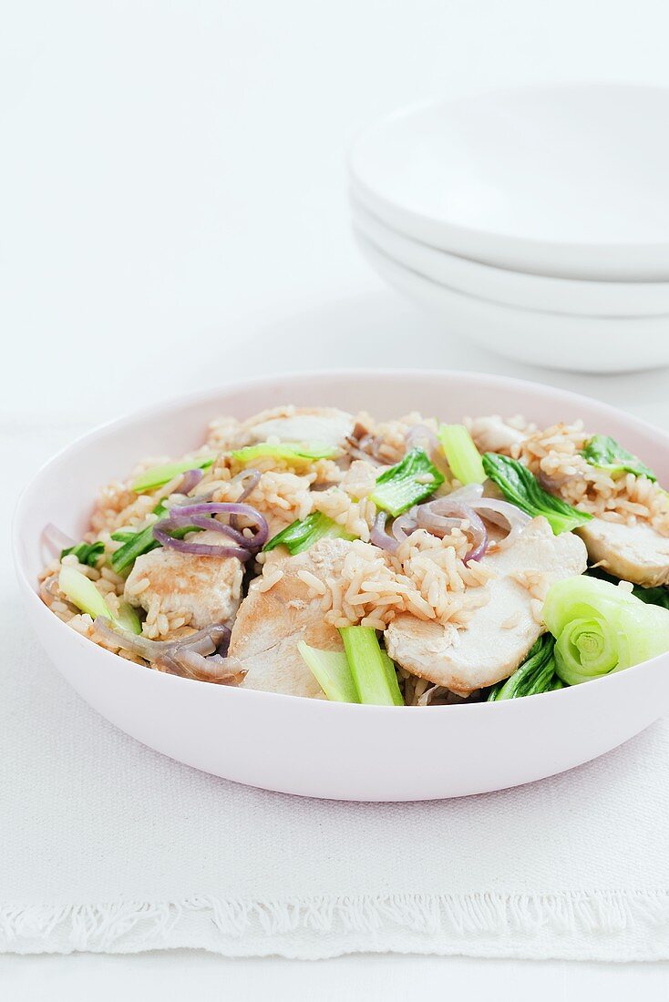 Pfannengebratenes Hühnchenfleisch mit Pak Choi & Reis