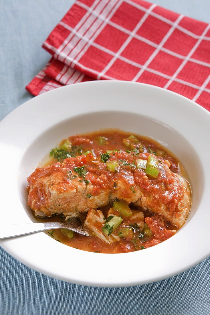 Lachsfilet in Gemüse-Tomaten-Sauce