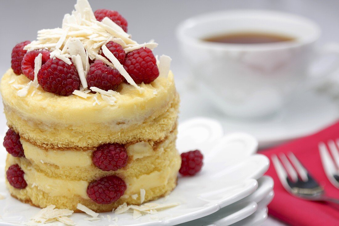 A mini sponge cake with white chocolate and raspberries