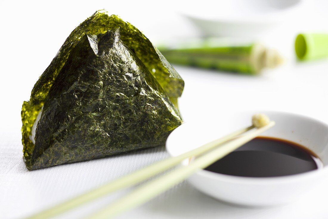 Onigiri (Gefüllte Reishäppchen im Noriblatt, Japan) mit Sojasauce