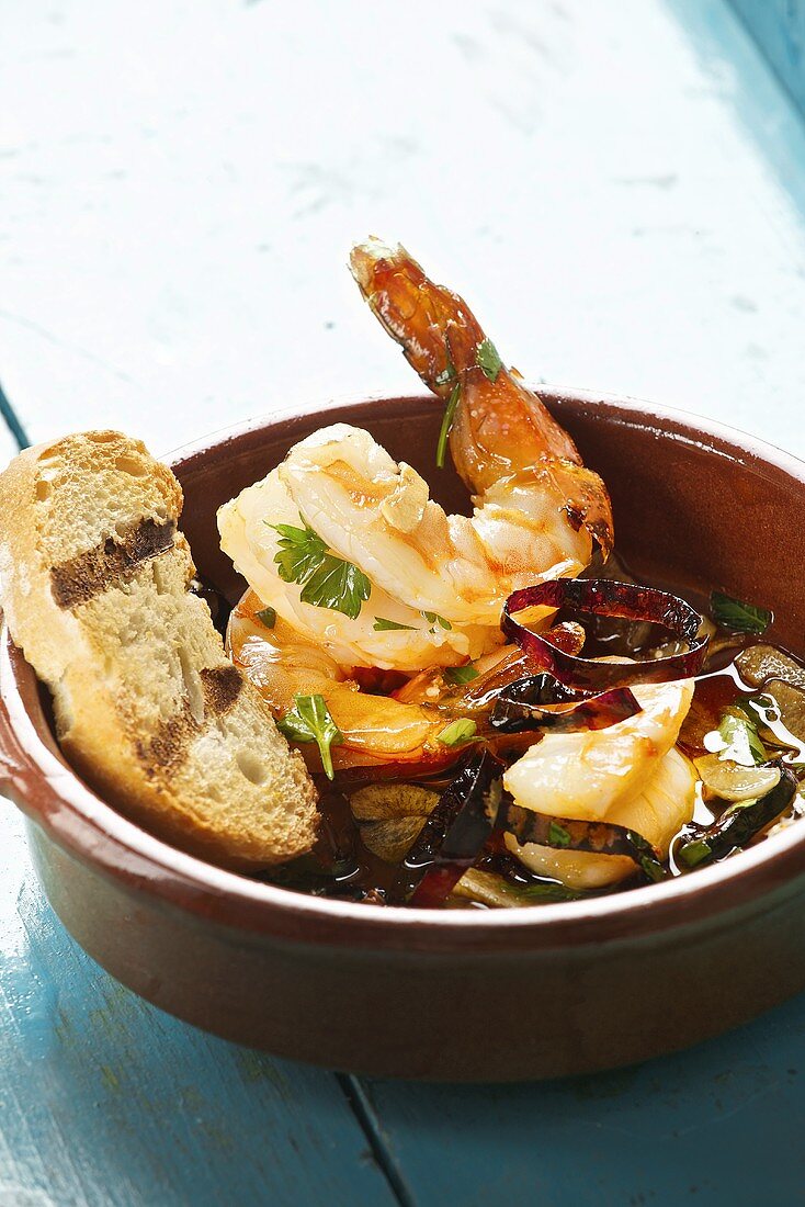 Shrimps mit Knoblauch, Chili & Baguettebrot