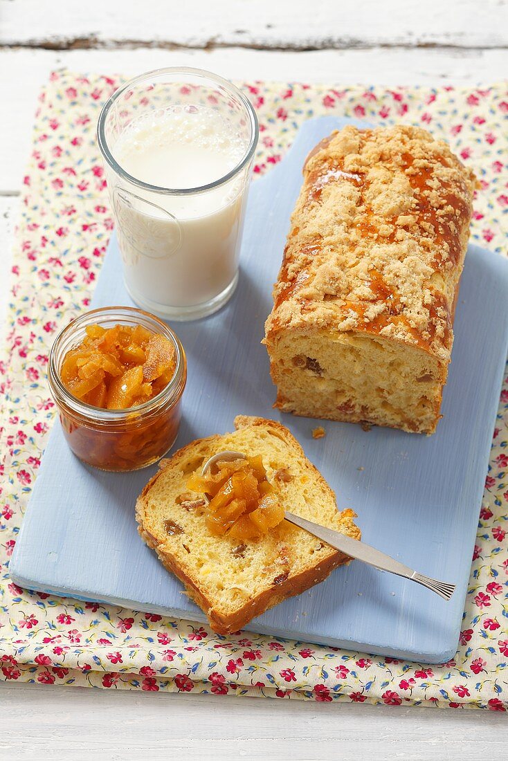 Yeast cake with quince jam