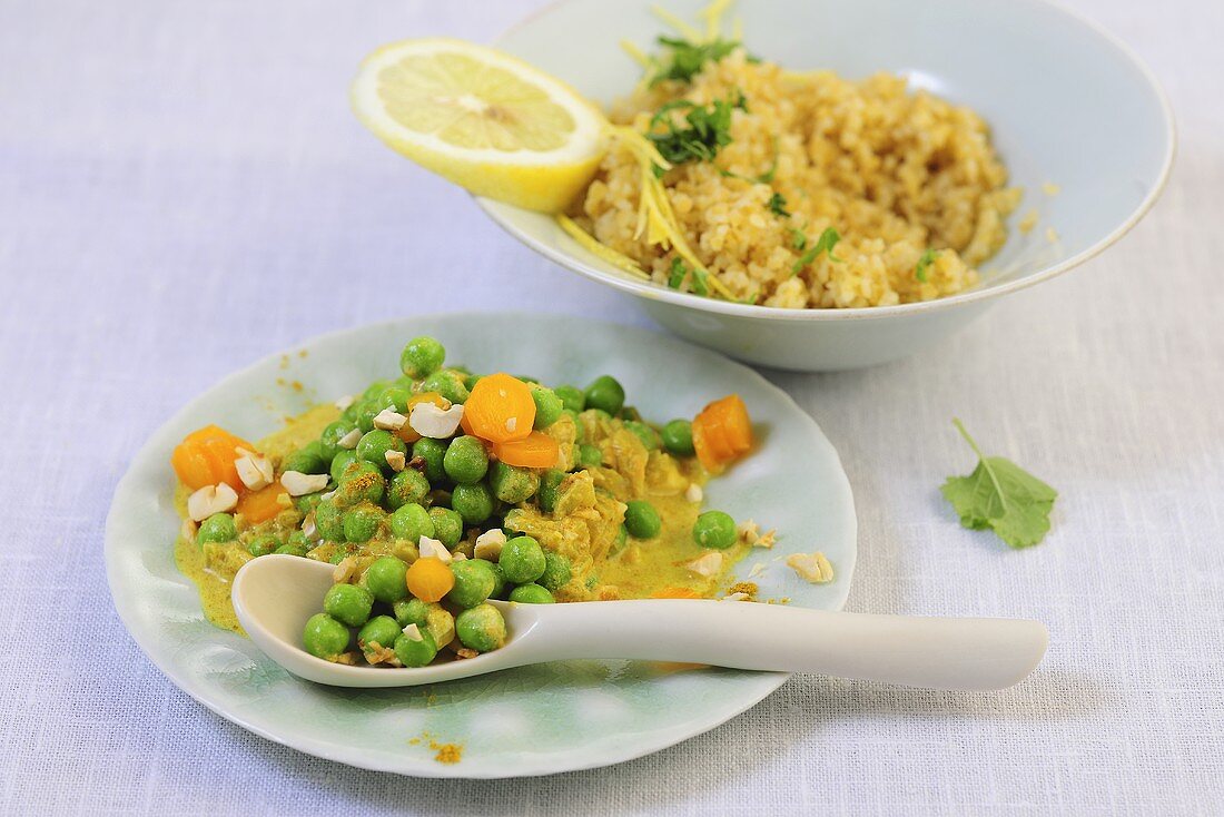 Erbsen-Currygemüse mit Zitronenbulgur