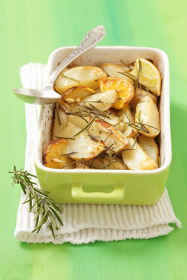 Roast potatoes with lemon and rosemary