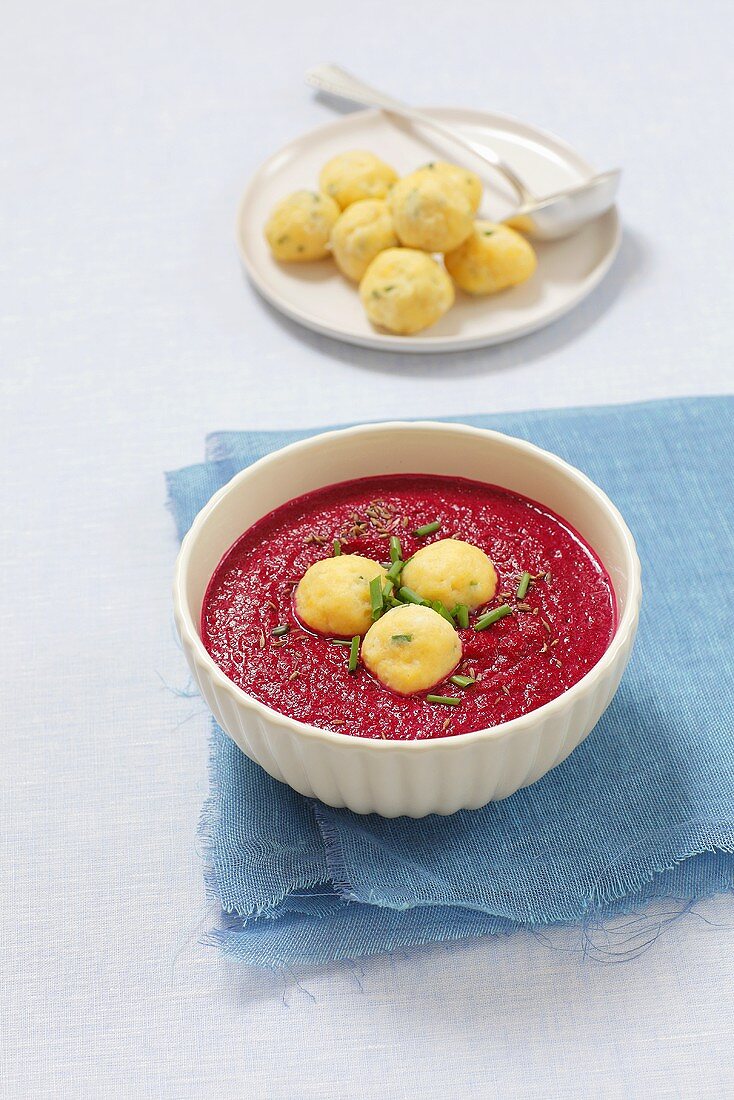 Rote-Bete-Suppe mit Käseklösschen