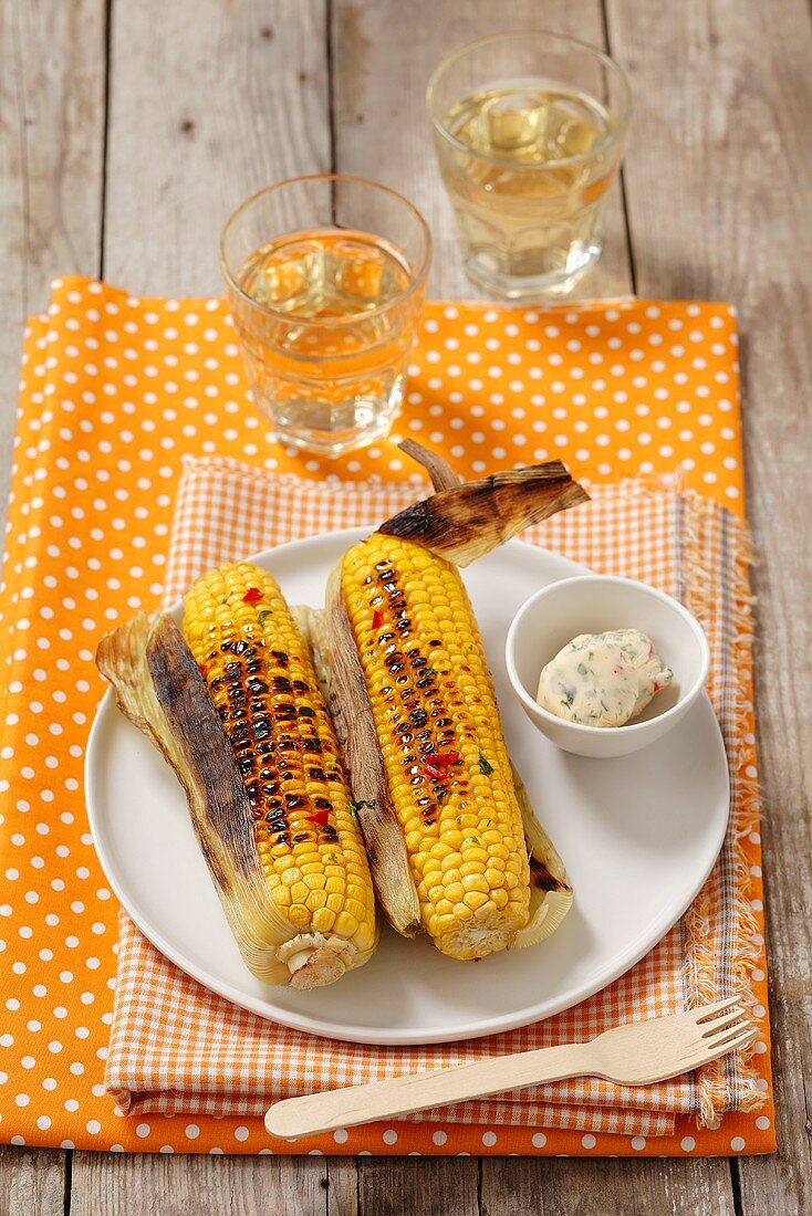 Gegrillte Maiskolben mit Kräuterbutter