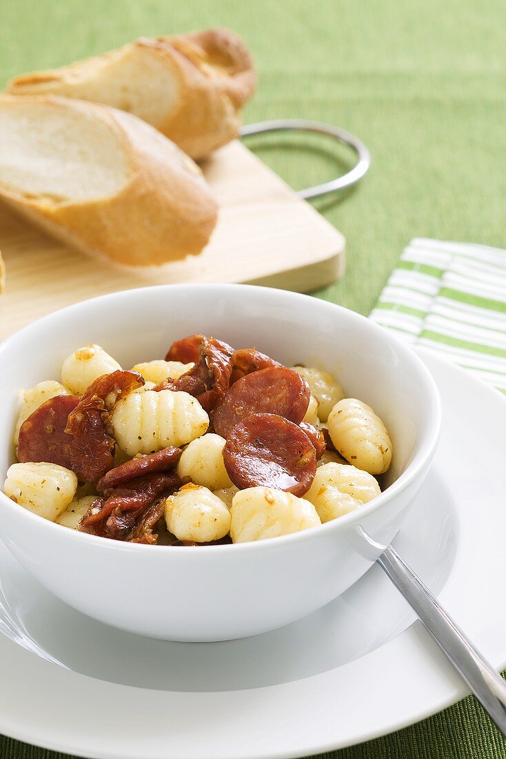 Gnocchi mit Salami und Baguette