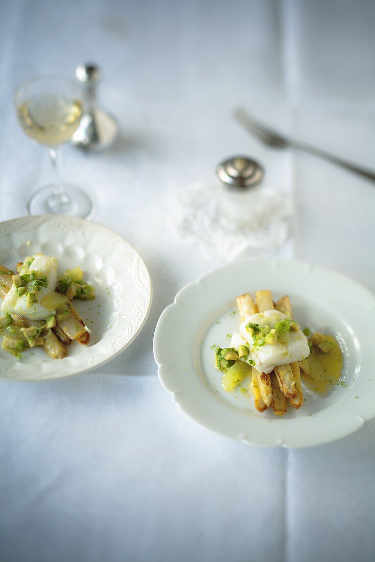 Kabeljau mit Spargel und Avocado-Vinaigrette