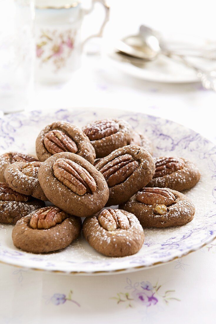 Cinnamon biscuits with pecan nuts