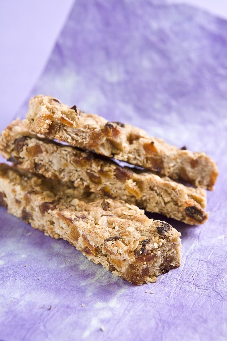 Muesli bars with apricots