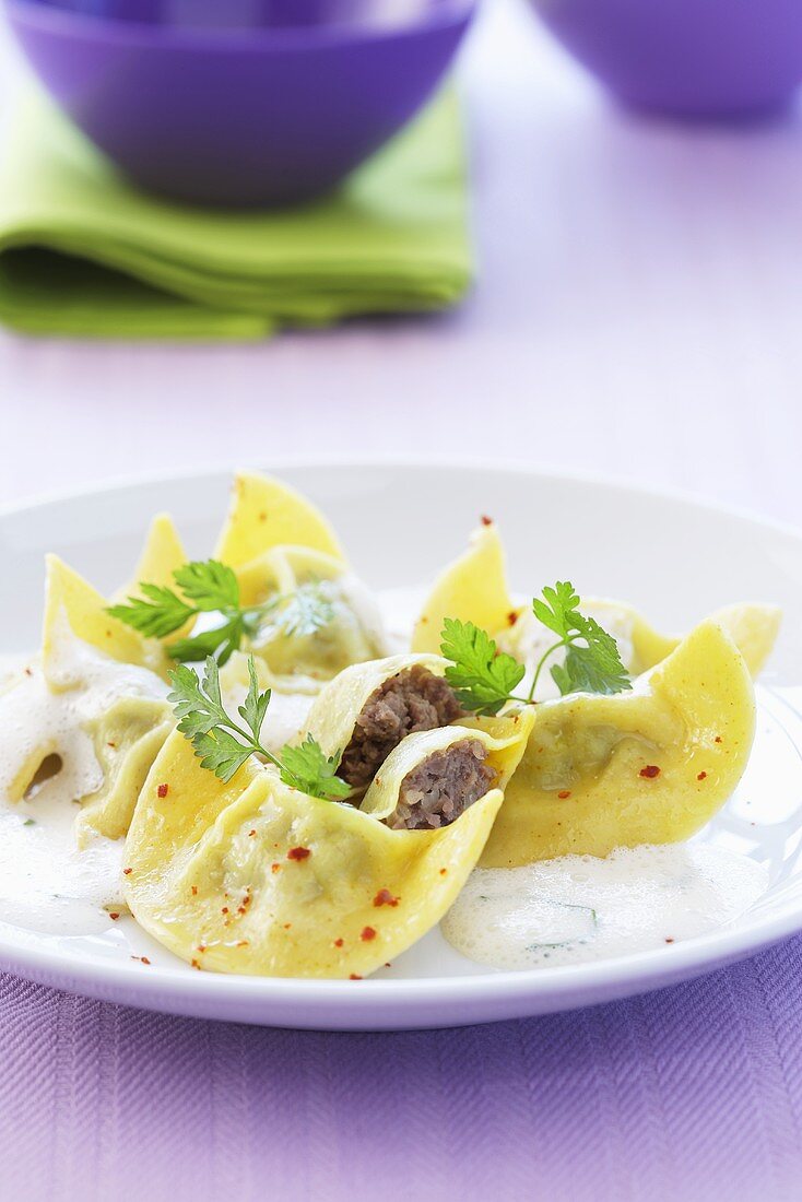 Ravioli mit Fleischfüllung in Schaumsauce