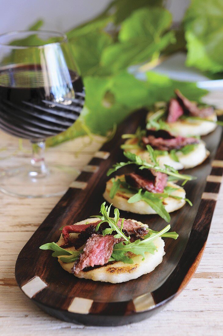 Mealie-Mehl-Puffer mit Rindersteak und Rucola