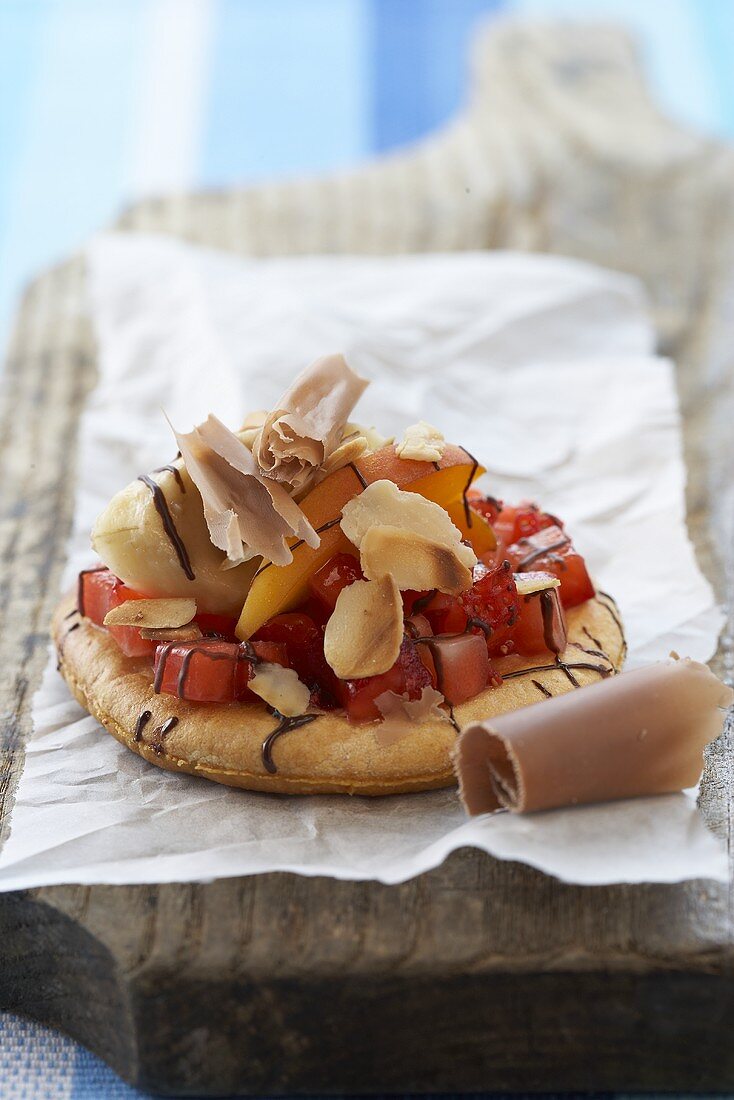 Süsse Pizza mit Obst und Schokolade