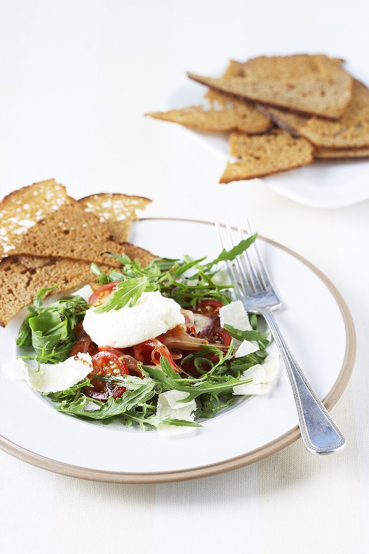 Rucolasalat mit Tomaten und Ziegenkäse