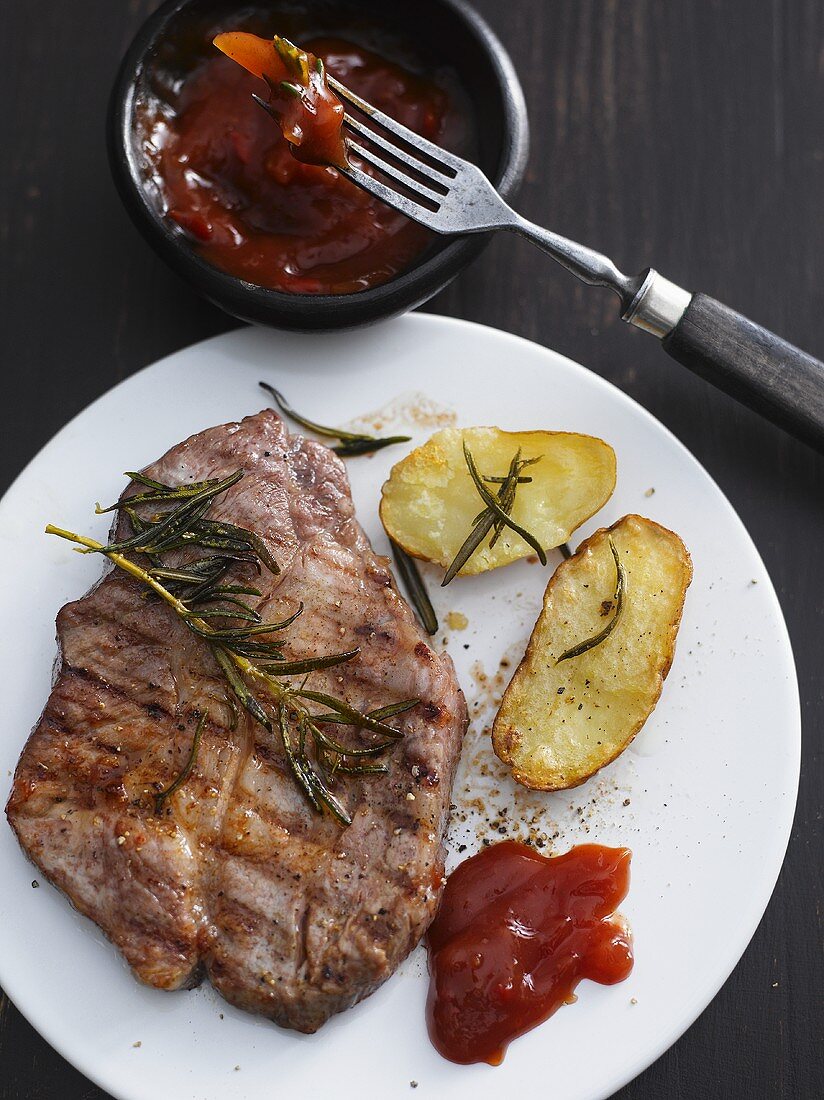 Grillsteak mit Barbecuesauce, Kartoffeln und Rosmarin