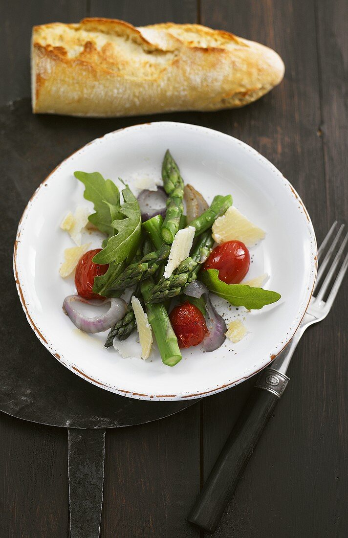 Spargelsalat mit Rucola, Tomaten und Parmesan, Baguette