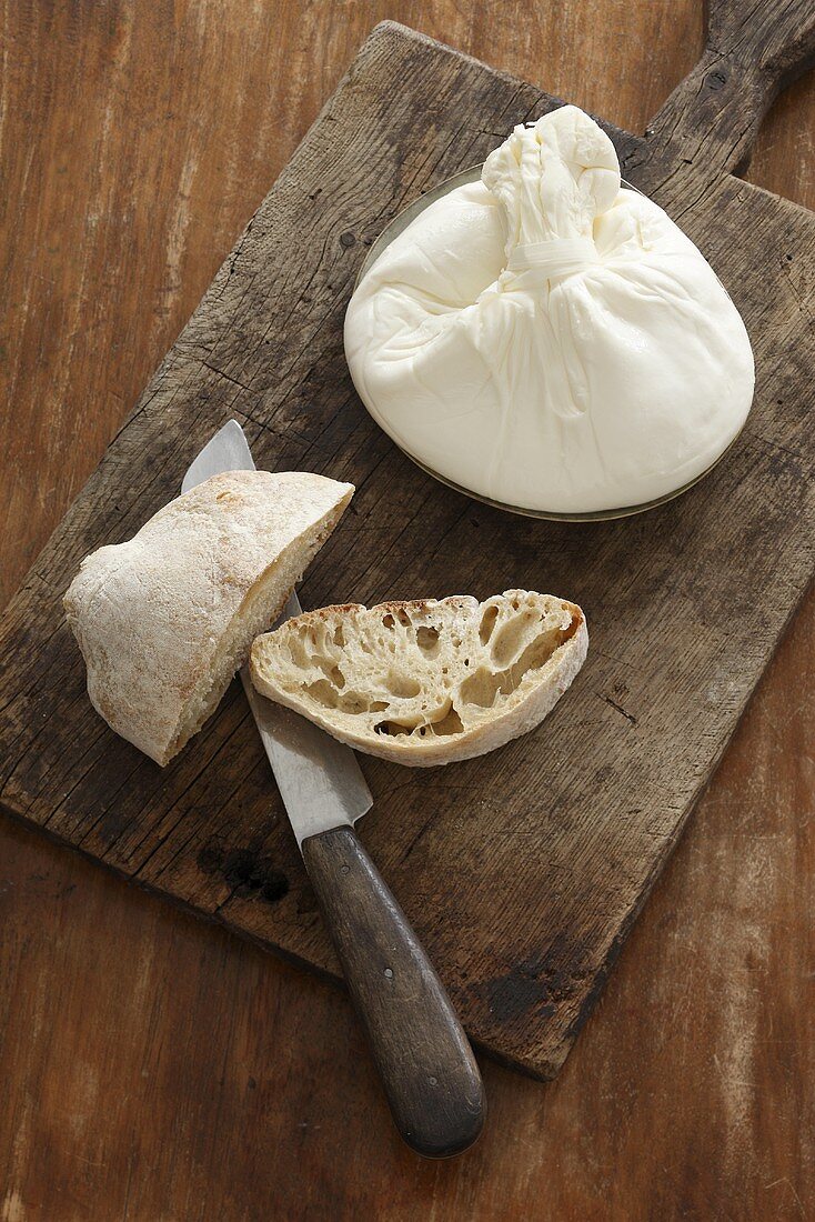 Fresh burrata with bread