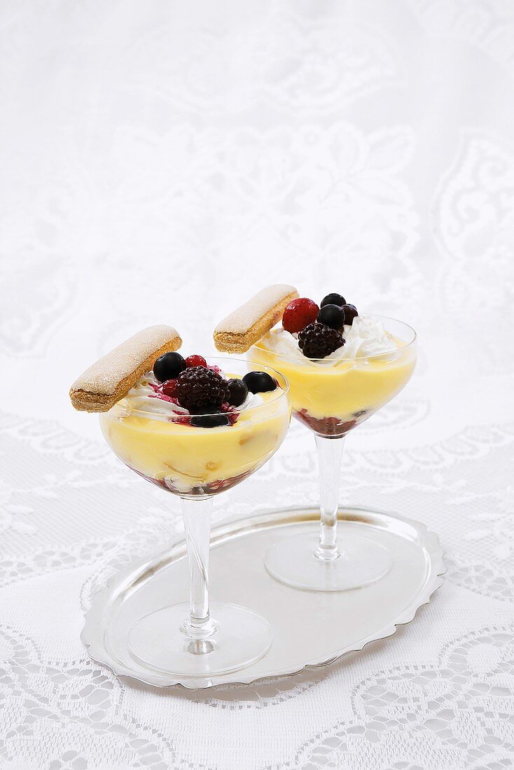 Mini Trifles mit Vanillepudding und Beeren