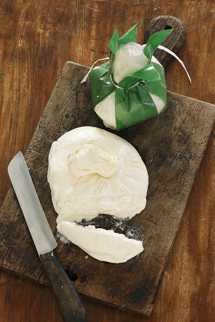 Burrata (Italienischer Frischkäse) auf Holzbrett