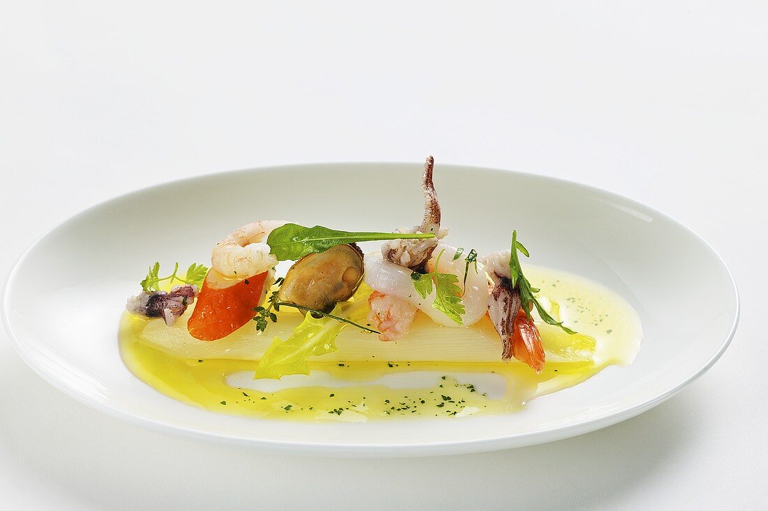 Lauwarmer Spargel mit Meeresfrüchten und Olivenvinaigrette