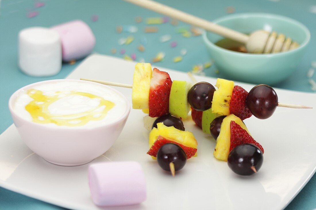 Fruit kebabs and marshmallows with a dip