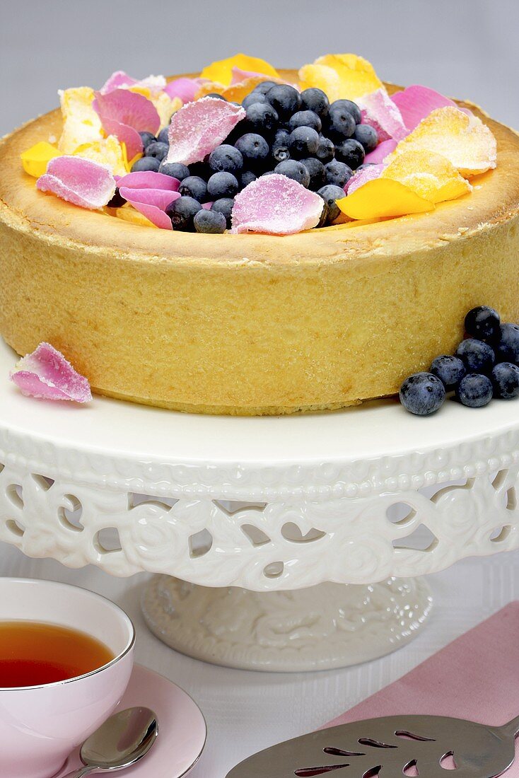 Käsekuchen mit frischen Blaubeeren und Rosenblüten