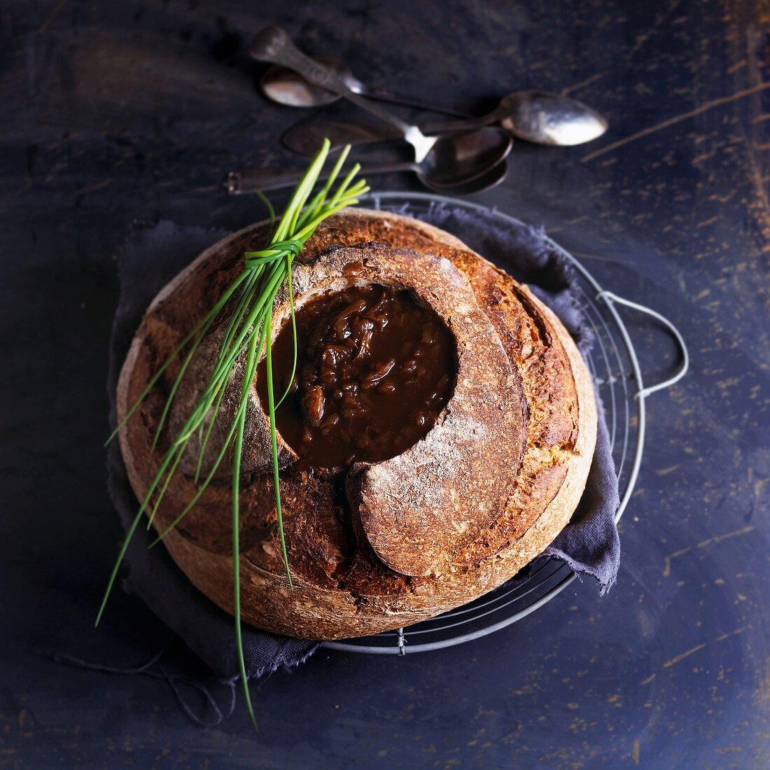 Französische Zwiebelsuppe im ausgehöhltem Brot