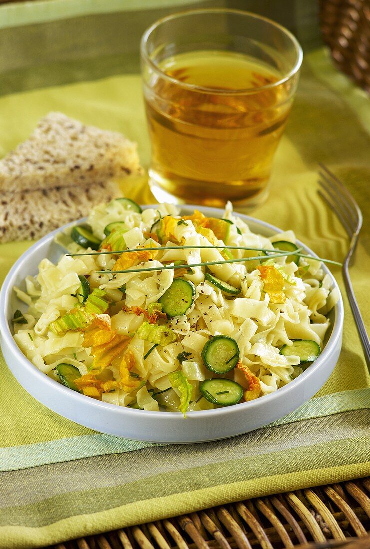 Nudelsalat mit Zucchini