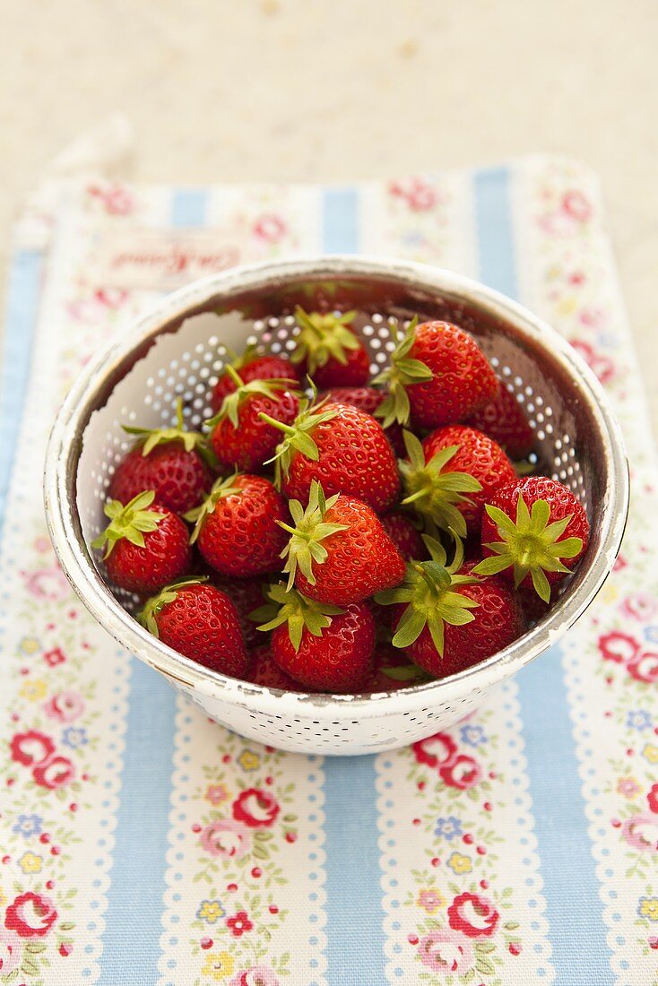 Fresh strawberries in a bowl