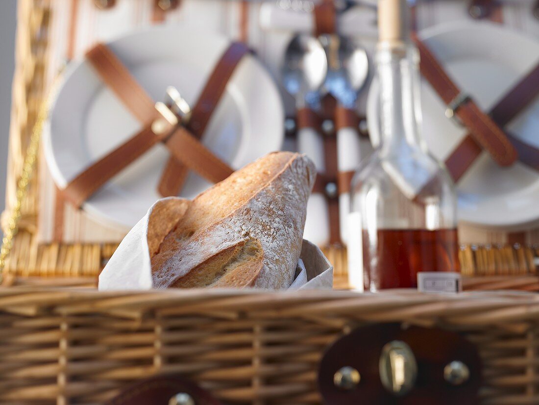 Brot und Wein im Picknickkorb