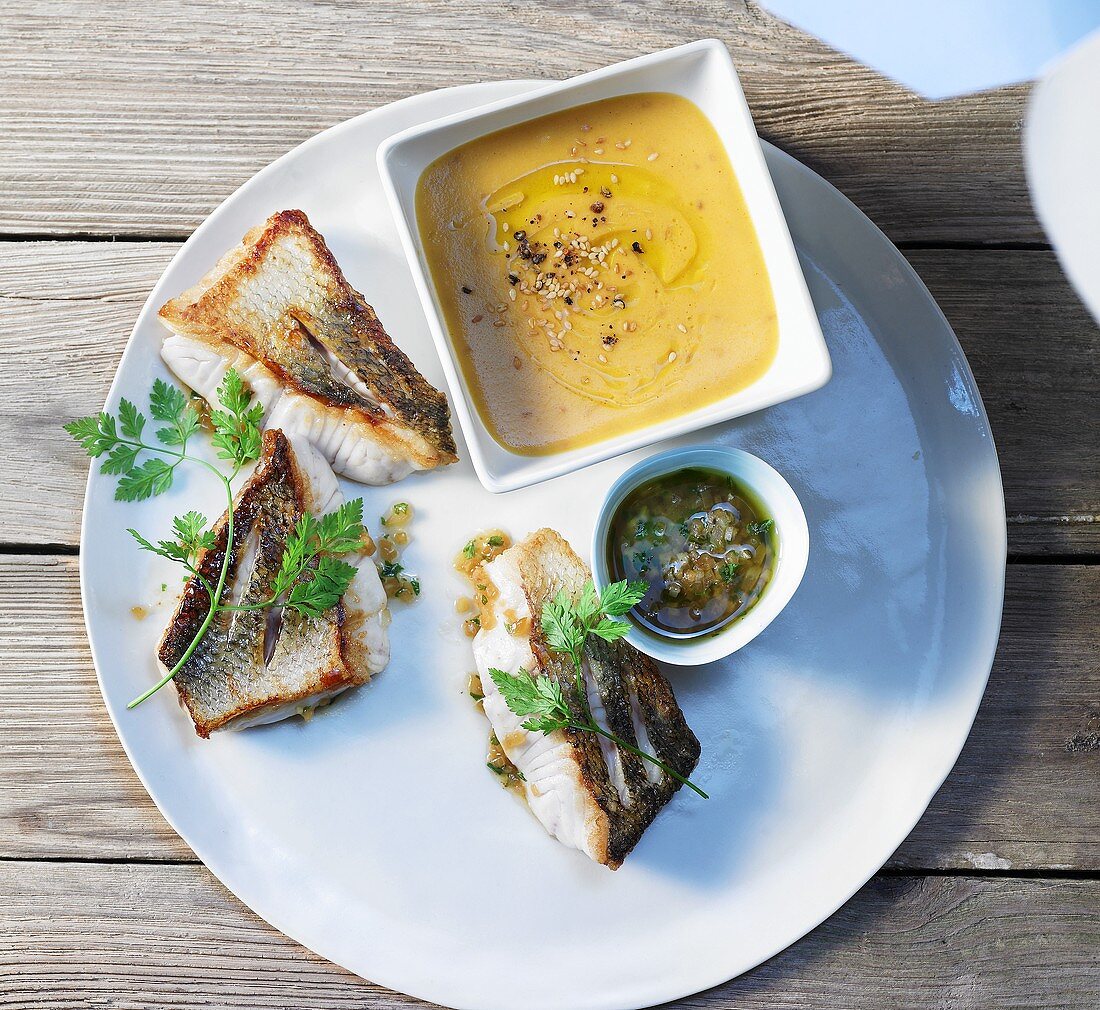 Gebratene Snapperfilets mit Macadamiasauce