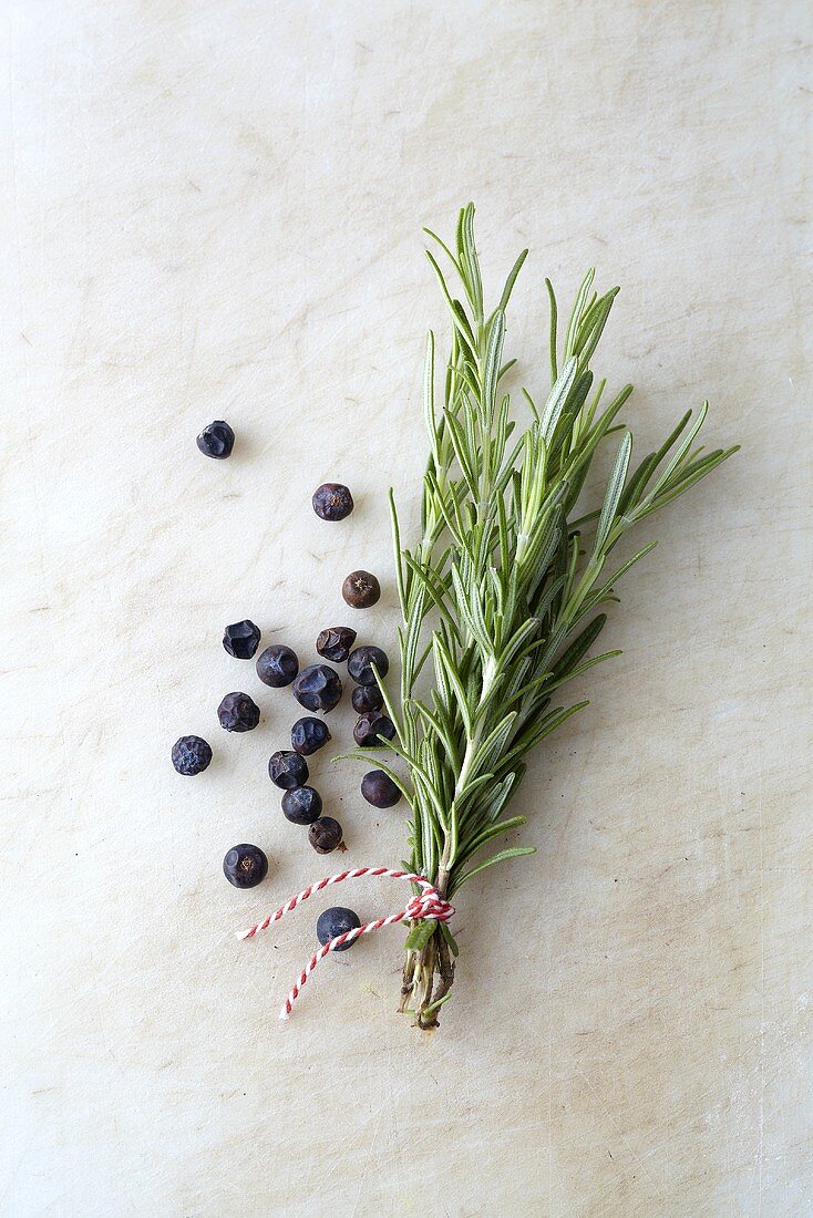 Rosmarinsträusschen und Wacholderbeeren