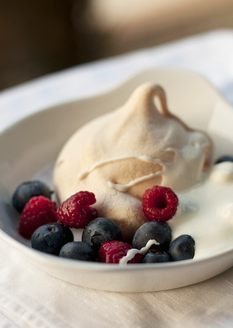 Meringue with fresh berries