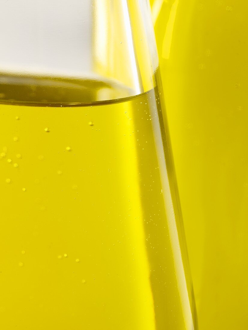Olivenöl in Flaschen (Nahaufnahme)
