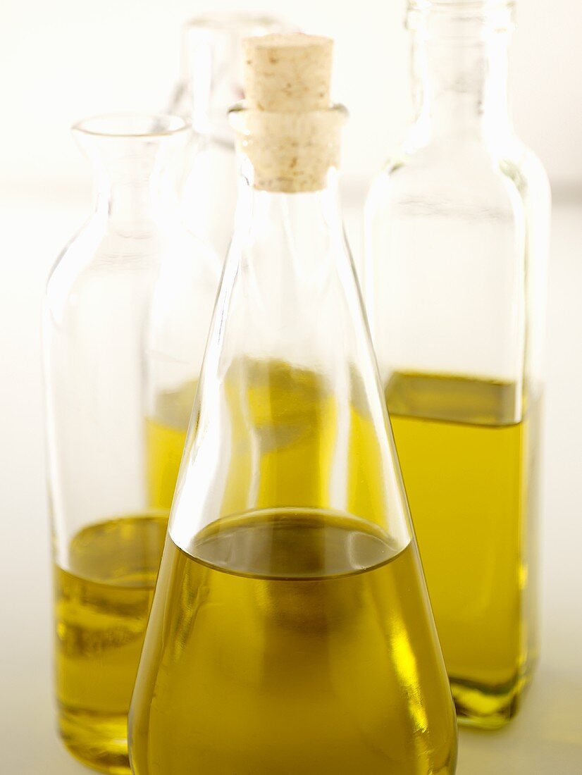 Mehrere Flaschen Olivenöl