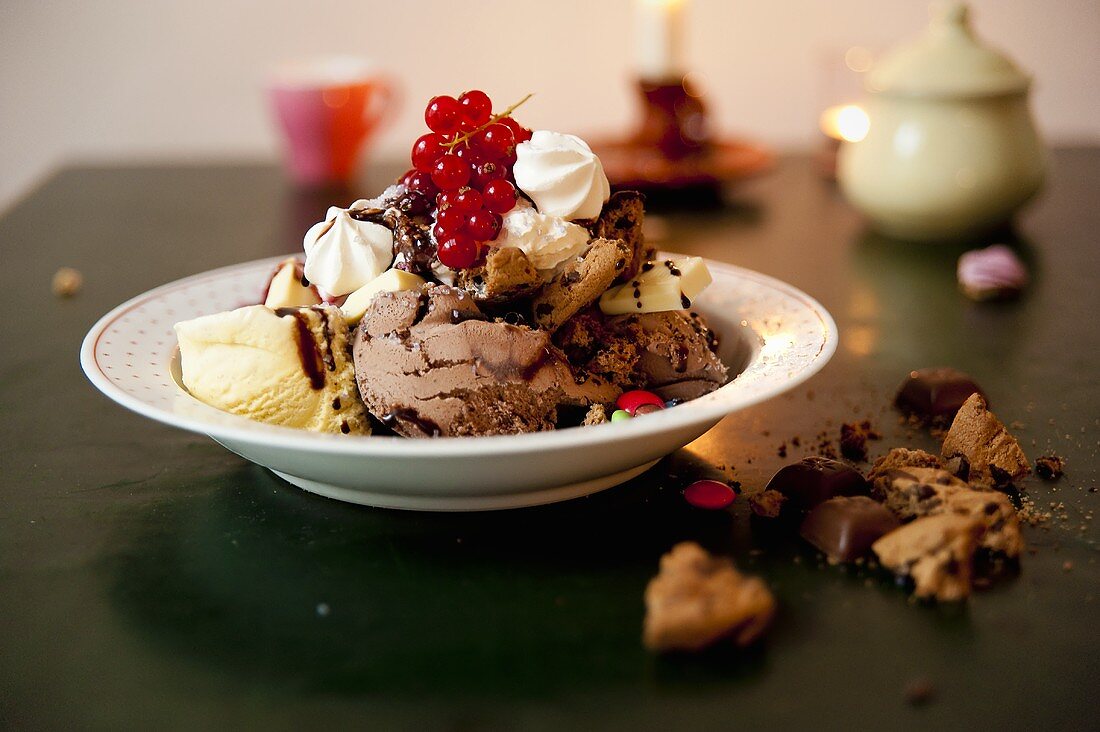 Gemischtes Eis mit Schokosauce und Johannisbeeren