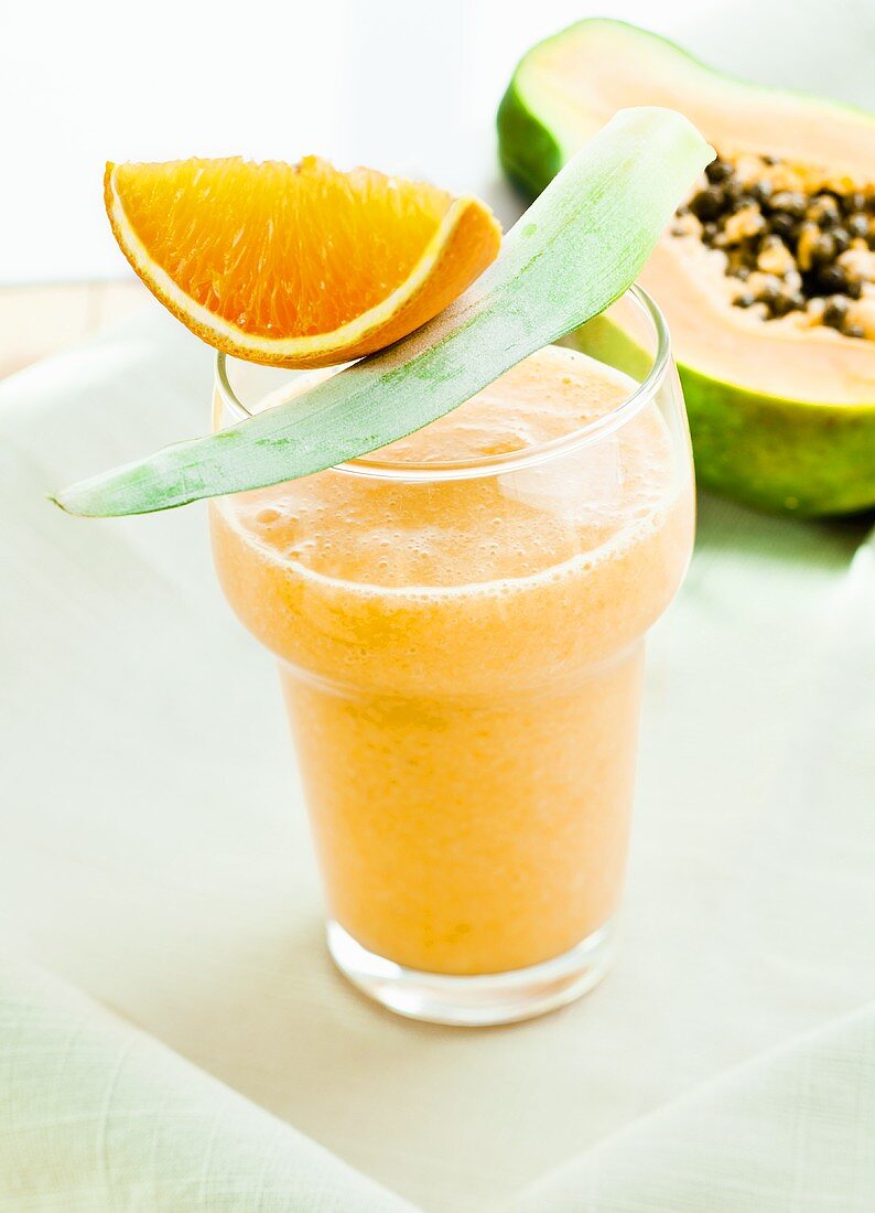 Orangensaft mit Papaya und Ananas