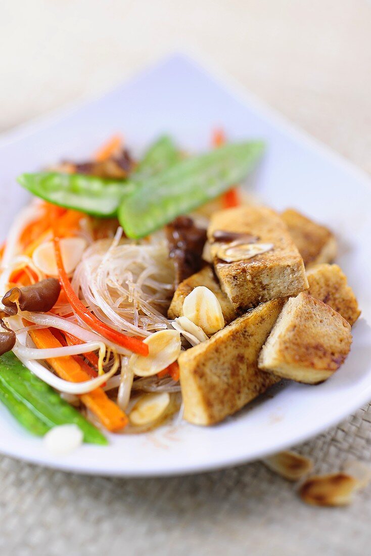 Tofu-Gemüsepfanne aus dem Wok mit Glasnudeln