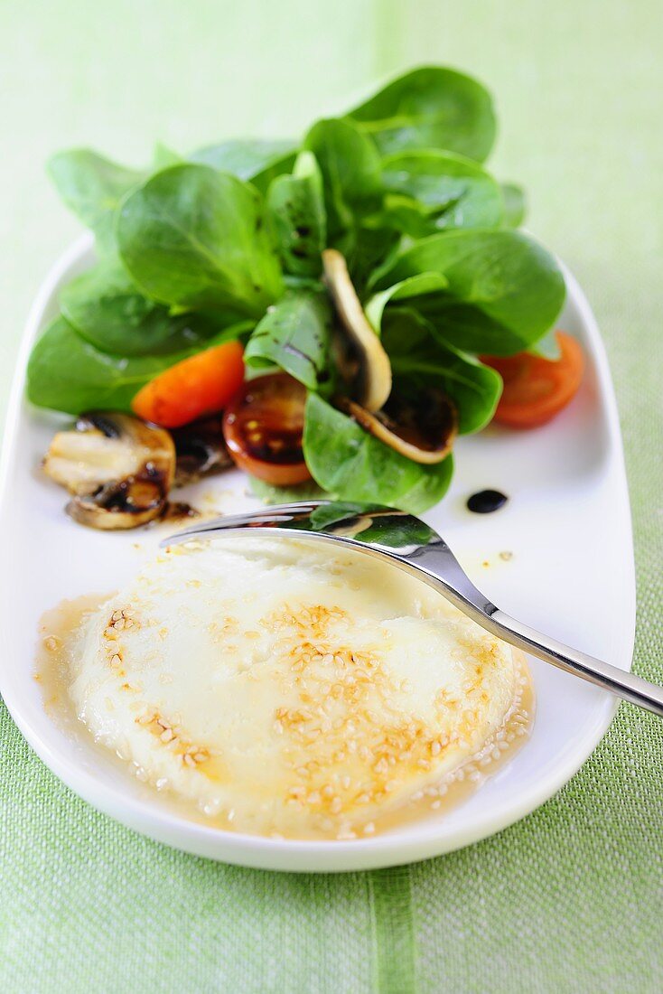 Feldsalat mit gratiniertem Sesam-Ziegenkäse