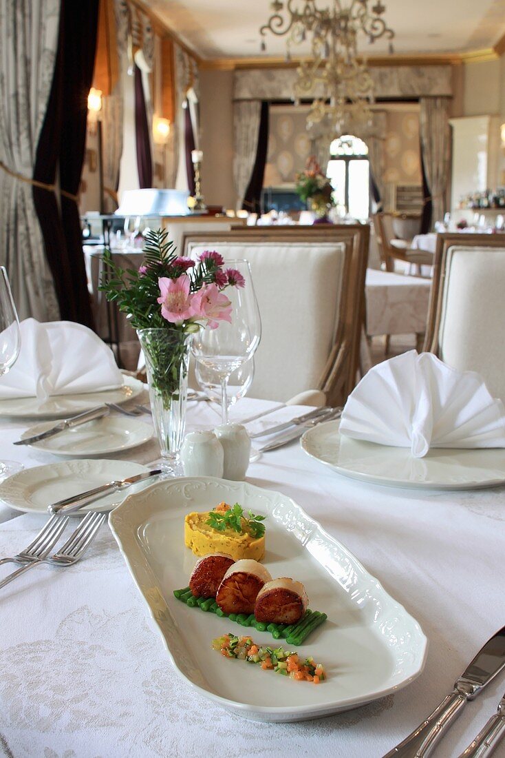 Gebratene Jakobsmuscheln mit Kürbispüree im Hotelrestaurant Château Mcely (Tschechische Republik)