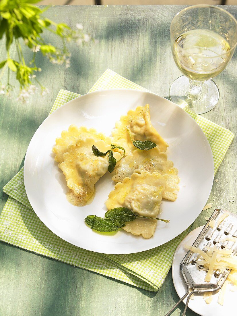 Ravioli burro e salvia (Nudeltäschchen in Salbeibutter)