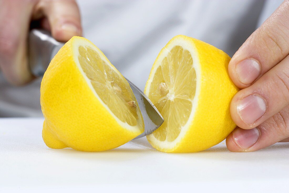 Zitrone halbieren